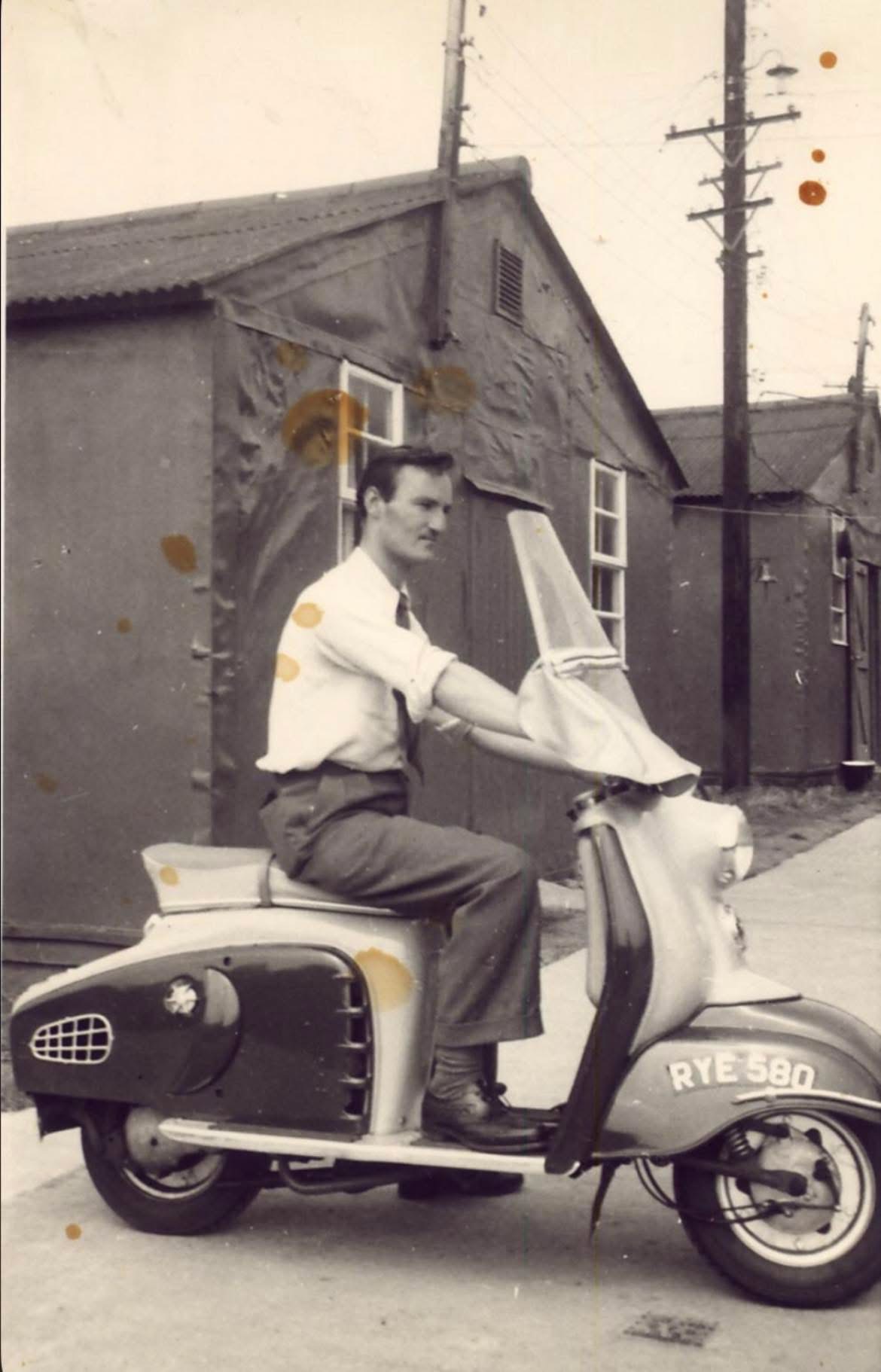 Gammelt portrettbilde med store rifter og flekker før restaurering.