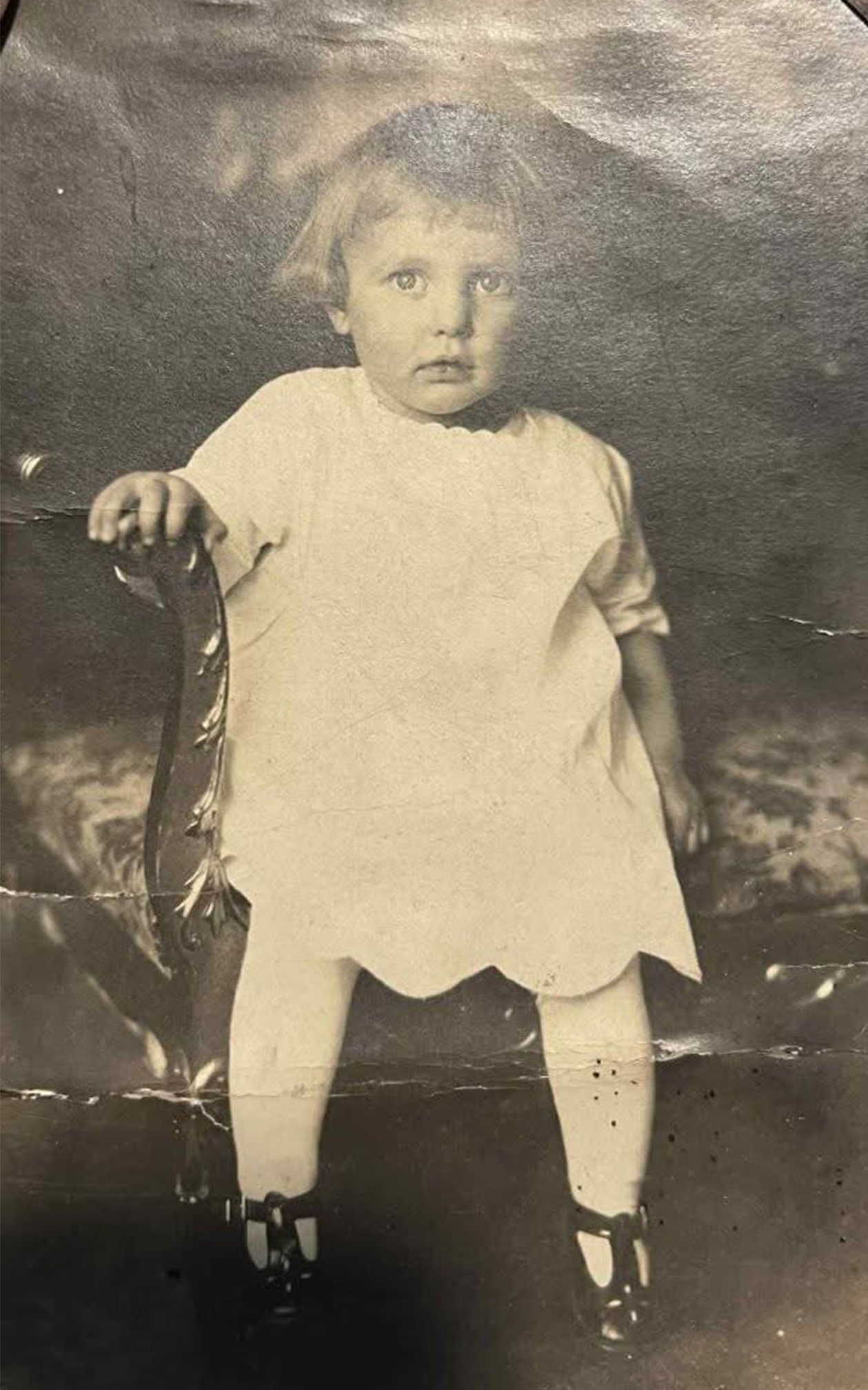 Klart og fargelagt bilde av jente etter restaurering.