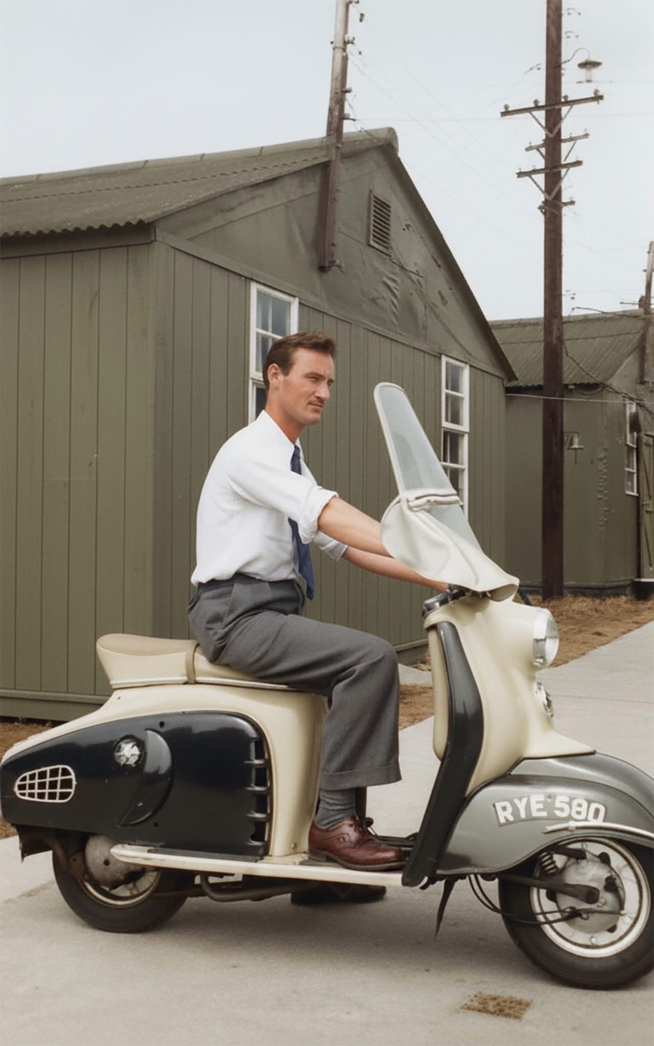 Restaurert portrettbilde uten skader, med forbedret kontrast og klarhet.