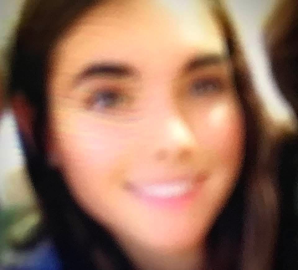 Falmet svart-hvitt-bilde av et landskap, med gulning og lite detaljer.